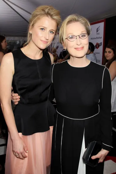 Meryl Streep, iznimno talentirana glumica s nevjerojatnim brojem priznanja i nagrada, poznata je po glumačkim transformacijama. Njezina kćer Mamie također je odabrala glumački put, ali se više posvetila nezavisnim filmovima, serijama i brojnim kazališnim predstavama. 