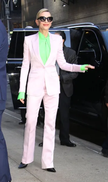 U posjetu New Yorku, pojavila se u klasičnom pastelnom odijelu baby pink boje. Ispod sakoa provirivala je neonsko zelena košulja koja zapravo savršen kontrast nježnoj nijansi odijela. Dodaci poput crnih sunčanih naočala i crnih salonki nadopunile su Tom Ford odijelo. 
