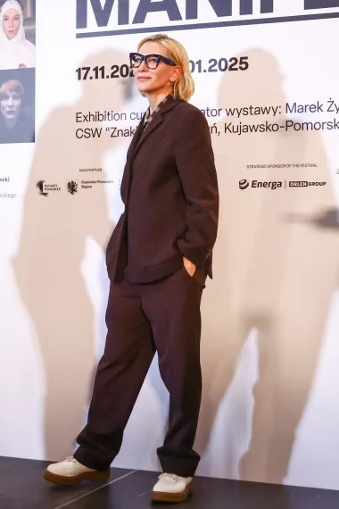 I Cate je kao ostale trendseterice prigrlila boju sezone - bordo. Opušten i širok kroj odijela sastojao se od sakoa i hlača ravnog kroja. Dodaci poput naočala s crnim izraženim geometrijskim okvirima i sportskim tenisicama dokaz su da će i monokromatski look izgledati bolje uz pravilan odabir dodataka. 