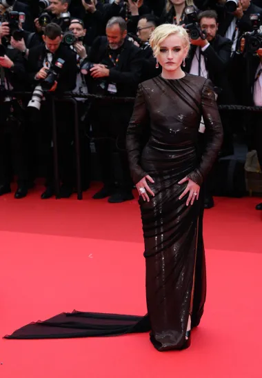 Julia se pojavila se u crnoj, uskoj haljini s potpisom Gucci, koju je upotpunila nakitom Pasquale Bruni. Minimalistički kroj i profinjena silueta haljine naglasili su glumičinu eleganciju, dok su detalji dodali dašak luksuza u savršenom skladu s Cannesovim glamuroznim duhom.
