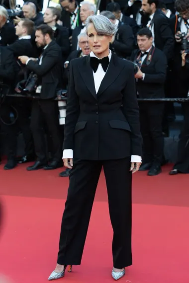Popularna glumica prvog dana Filmskog festivala u Cannesu privukla je sve poglede u crnom klasičnom smokingu u kojem je izgledala spektakularno. Crna voluminozna leptir mašna i šljokičaste salonke upotpunile su cijelu kombinaciju. 