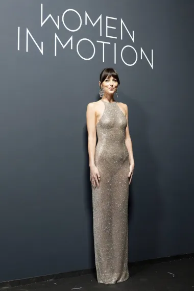 U nedjelju navečer na dodjeli nagrada Kering Women In Motion Awards također je nosila Guccijevu haljinu otvorenih leđa koja je bila u potpunosti izvezena kristalima i perlicama. 