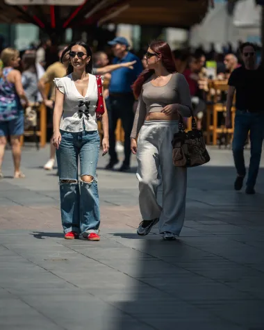 Zagrebačka špica: Miran Kurspahić osvojio centar grada u kaubojskom šeširu, a dame blistaju