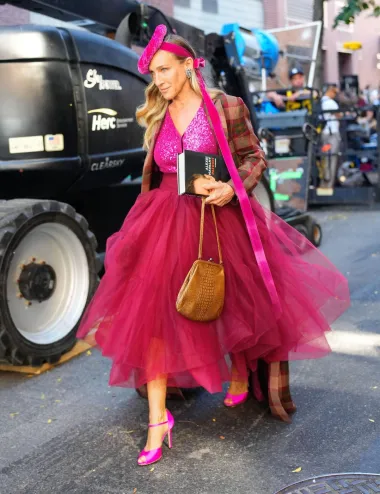 Carrie Bradshaw se vratila – Gen Z je obožava, a njezini outfiti ponovno osvajaju