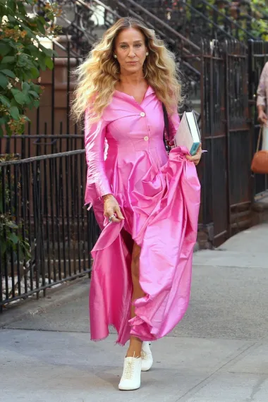 Carrie Bradshaw se vratila – Gen Z je obožava, a njezini outfiti ponovno osvajaju