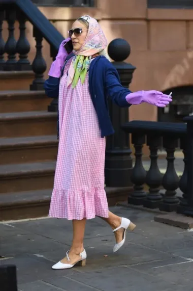 Carrie Bradshaw se vratila – Gen Z je obožava, a njezini outfiti ponovno osvajaju