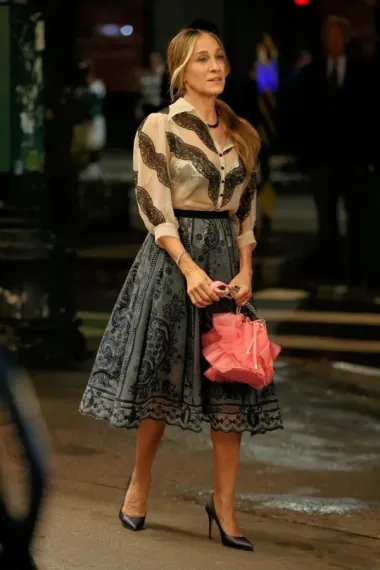 Carrie Bradshaw se vratila – Gen Z je obožava, a njezini outfiti ponovno osvajaju