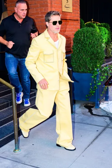 Brad Pitt u baršunastom odijelu: Kriza srednjih godina ili novi trend među muškarcima iznad 60?