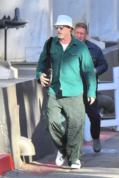 Brad Pitt u baršunastom odijelu: Kriza srednjih godina ili novi trend među muškarcima iznad 60?