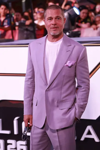 Brad Pitt u baršunastom odijelu: Kriza srednjih godina ili novi trend među muškarcima iznad 60?