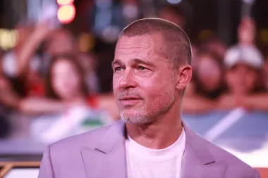 Brad Pitt u baršunastom odijelu: Kriza srednjih godina ili novi trend među muškarcima iznad 60?
