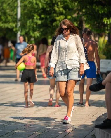 Špica u Makarskoj: Zgodne dame okupirale rivu i pretvorile je u modnu pistu