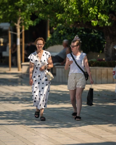 Špica u Makarskoj: Zgodne dame okupirale rivu i pretvorile je u modnu pistu