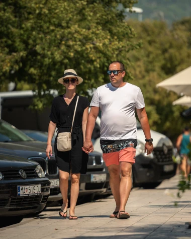 Špica u Makarskoj: Zgodne dame okupirale rivu i pretvorile je u modnu pistu