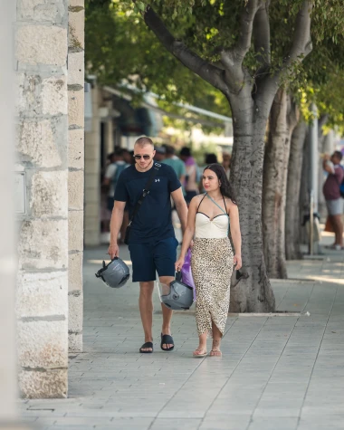 Špica u Makarskoj: Zgodne dame okupirale rivu i pretvorile je u modnu pistu