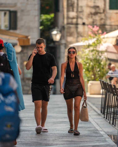 Špica u Makarskoj: Zgodne dame okupirale rivu i pretvorile je u modnu pistu