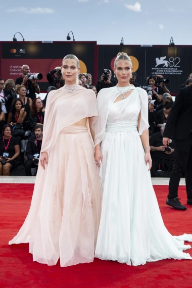 Od Rosie Huntington do Julie Roberts: Najbolja modna izdanja proteklih dana na crvenom tepihu