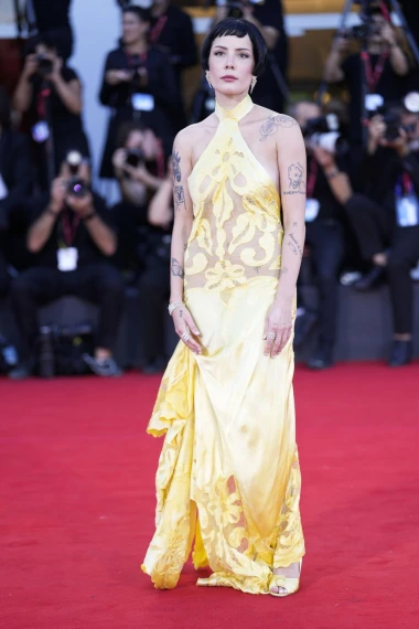 Emily Blunt poput grčke božice, Amanda Seyfried kao bombon s mašnicom