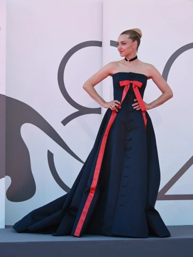 Emily Blunt poput grčke božice, Amanda Seyfried kao bombon s mašnicom