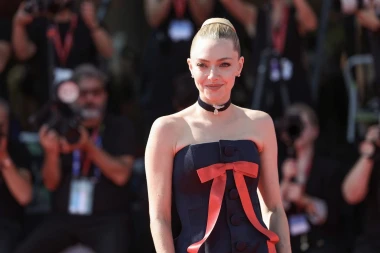 Emily Blunt poput grčke božice, Amanda Seyfried kao bombon s mašnicom