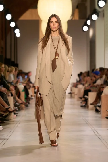 Michael Kors u novoj kolekciji spojio zemljane tonove i eleganciju – sljedeće sezone nosimo safari estetiku
