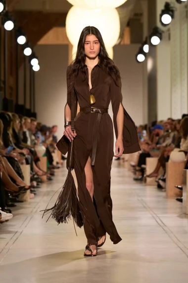 Michael Kors u novoj kolekciji spojio zemljane tonove i eleganciju – sljedeće sezone nosimo safari estetiku