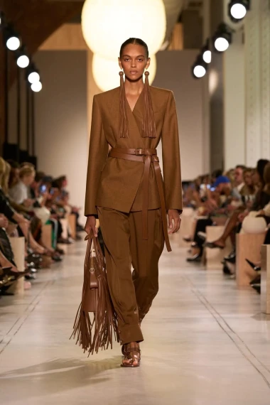 Michael Kors u novoj kolekciji spojio zemljane tonove i eleganciju – sljedeće sezone nosimo safari estetiku