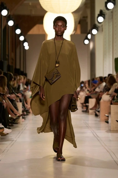 Michael Kors u novoj kolekciji spojio zemljane tonove i eleganciju – sljedeće sezone nosimo safari estetiku