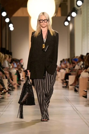 Michael Kors u novoj kolekciji spojio zemljane tonove i eleganciju – sljedeće sezone nosimo safari estetiku