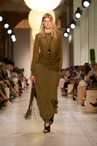 Michael Kors u novoj kolekciji spojio zemljane tonove i eleganciju – sljedeće sezone nosimo safari estetiku