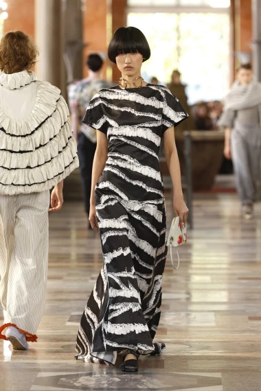 Fantastična Louis Vuitton revija: U 2026. čekaju nas volani, til i neutralne nijanse