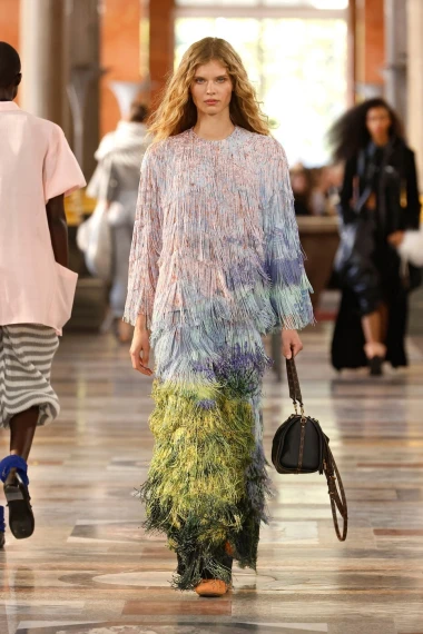 Fantastična Louis Vuitton revija: U 2026. čekaju nas volani, til i neutralne nijanse