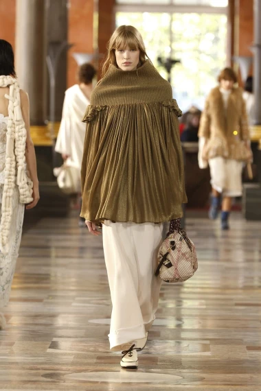 Fantastična Louis Vuitton revija: U 2026. čekaju nas volani, til i neutralne nijanse