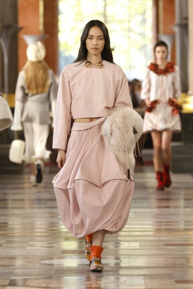 Fantastična Louis Vuitton revija: U 2026. čekaju nas volani, til i neutralne nijanse