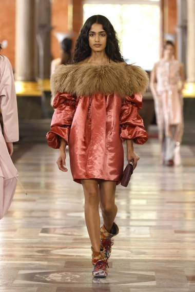Fantastična Louis Vuitton revija: U 2026. čekaju nas volani, til i neutralne nijanse