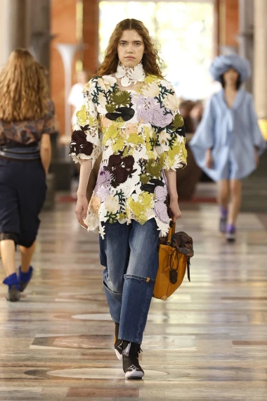Fantastična Louis Vuitton revija: U 2026. čekaju nas volani, til i neutralne nijanse