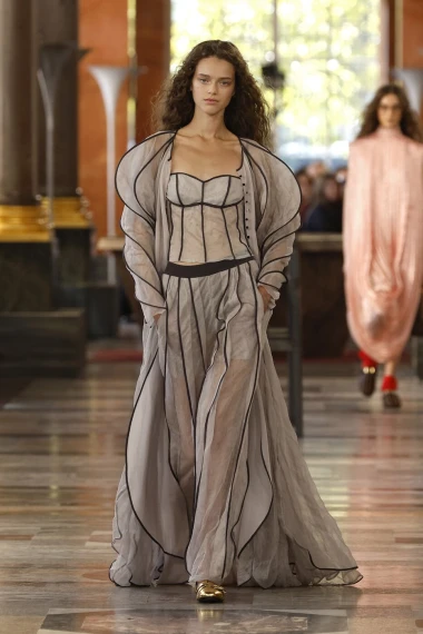 Fantastična Louis Vuitton revija: U 2026. čekaju nas volani, til i neutralne nijanse