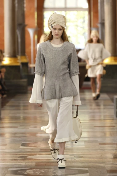 Fantastična Louis Vuitton revija: U 2026. čekaju nas volani, til i neutralne nijanse