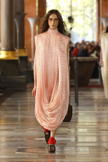 Fantastična Louis Vuitton revija: U 2026. čekaju nas volani, til i neutralne nijanse