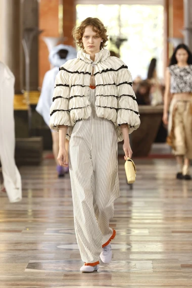 Fantastična Louis Vuitton revija: U 2026. čekaju nas volani, til i neutralne nijanse