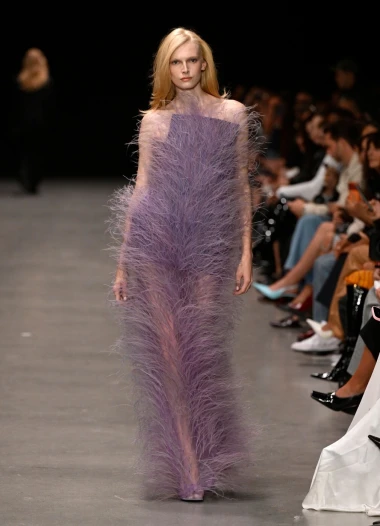 Stella McCartney oduševila bogatim haljinama od perja i rafije, pogledajte te kreacije!