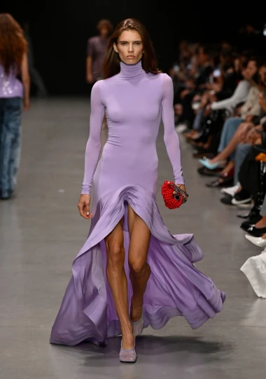 Stella McCartney oduševila bogatim haljinama od perja i rafije, pogledajte te kreacije!