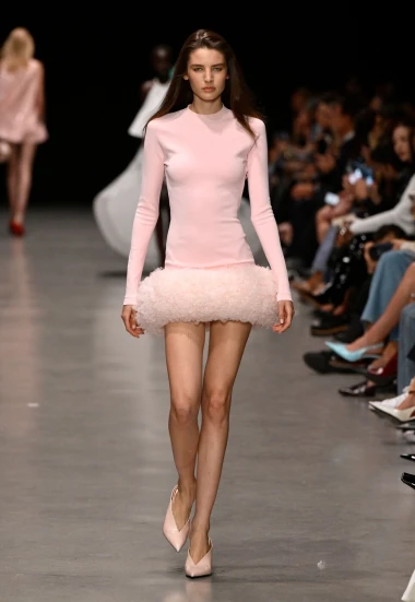Stella McCartney oduševila bogatim haljinama od perja i rafije, pogledajte te kreacije!
