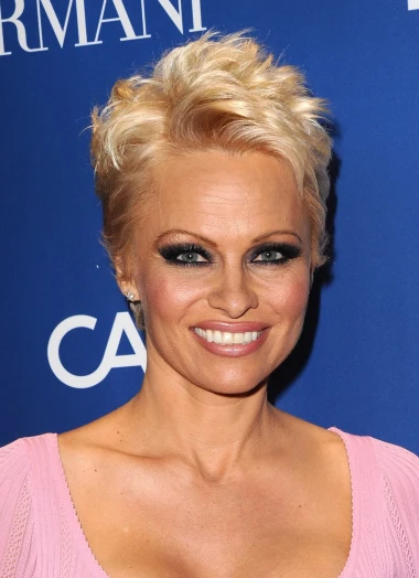 Od platinaste plavuše do nježnog boba: Najbolje frizure Pamele Anderson tijekom godina