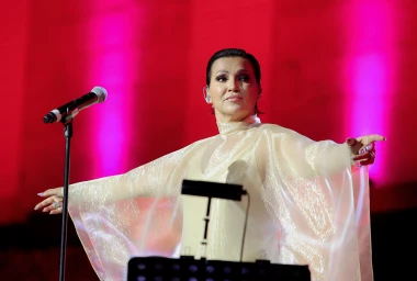 Nina Badrić zasjala u crvenoj haljini: Ovo je njezinih 10 najelegantnijih izdanja s koncerta