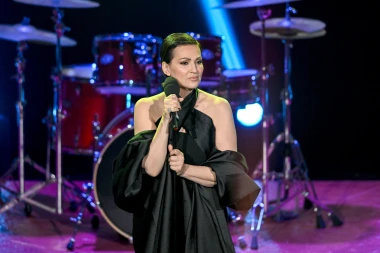 Nina Badrić zasjala u crvenoj haljini: Ovo je njezinih 10 najelegantnijih izdanja s koncerta