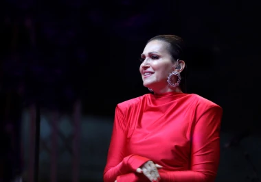 Nina Badrić zasjala u crvenoj haljini: Ovo je njezinih 10 najelegantnijih izdanja s koncerta