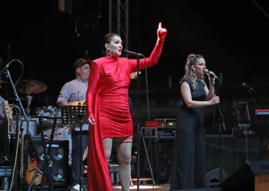 Nina Badrić zasjala u crvenoj haljini: Ovo je njezinih 10 najelegantnijih izdanja s koncerta