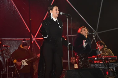 Nina Badrić zasjala u crvenoj haljini: Ovo je njezinih 10 najelegantnijih izdanja s koncerta