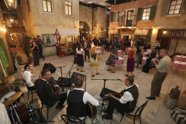 Velika fešta u Vrilu! RTL-ove 'Divlje pčele' službeno predstavljene jedinstvenim eventom na setu serije